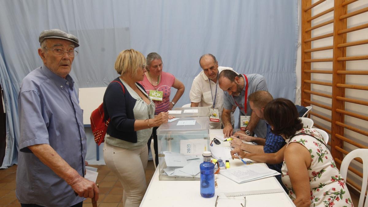 Varias personas ejercen su derecho al voto en el colegio Caballeros de Santiago en las pasadas elecciones.