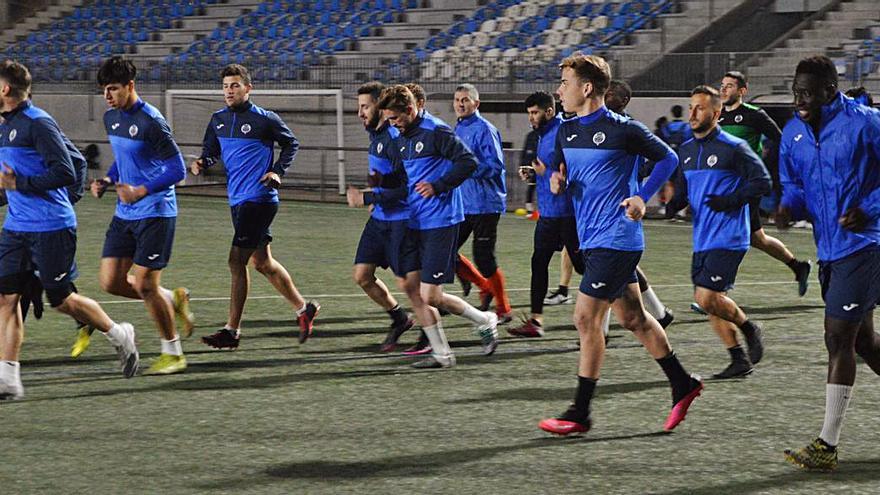 A la izquierda, los jugadores del CF Gandia en el primer entrene post pandemia. A la derecha, el Racing Rafelcofer CF en la sesión preparatoria del lunes. | LEVANTE-EMV