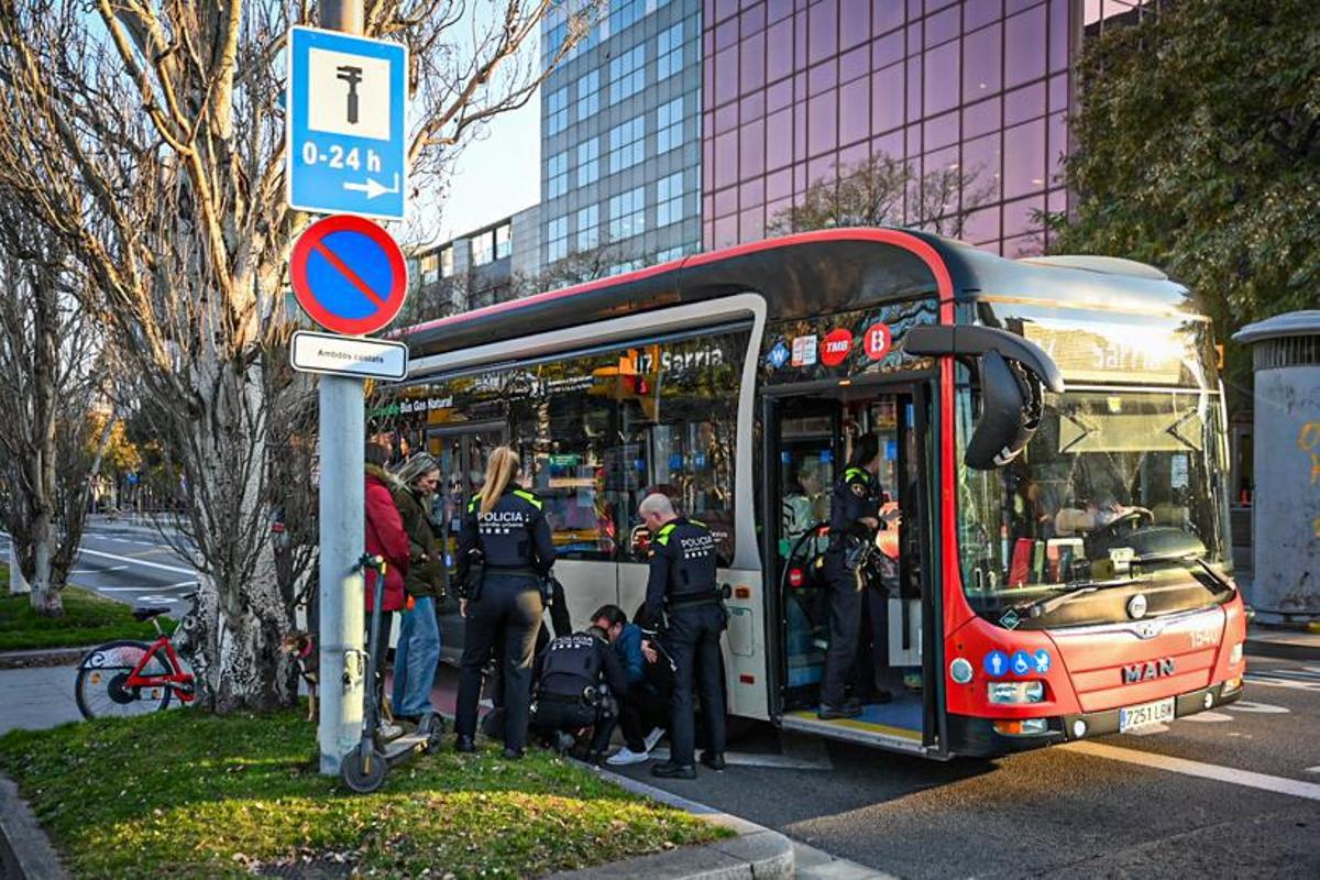La Guardia Urbana atiende a la conductora herida de un patinete tras chocar con un autobús, en Barcelona. 