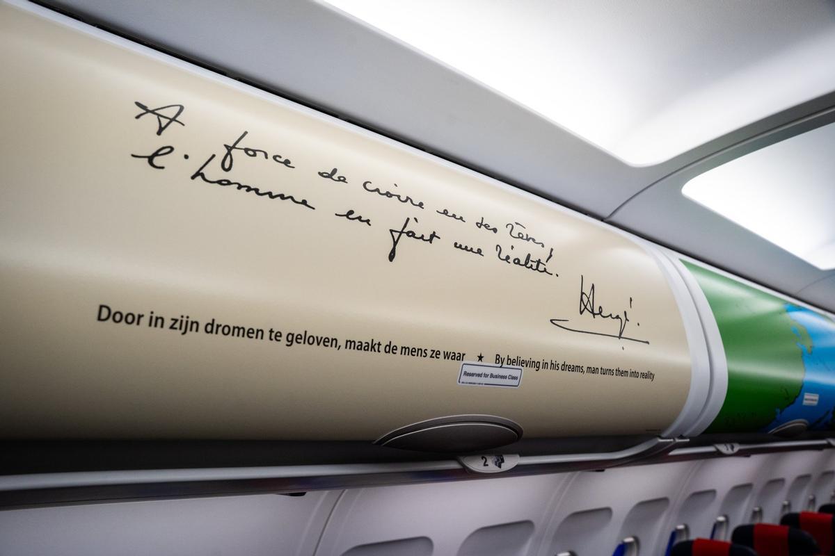 La dedicatoria manuscrita de Hergé a Neil Armstrong, en el compartimento para equipaje del avión 'Gravity'.
