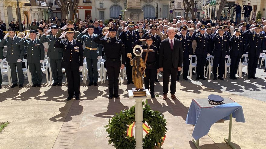 Novelda conmemora el Día de la Policía Local con una entrega de distinciones en la Plaça Vella