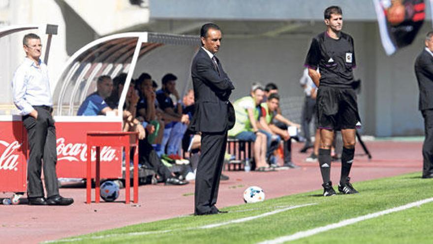 Oltra, en primer término, observa las evoluciones de sus jugadores el domingo contra el Zaragoza.