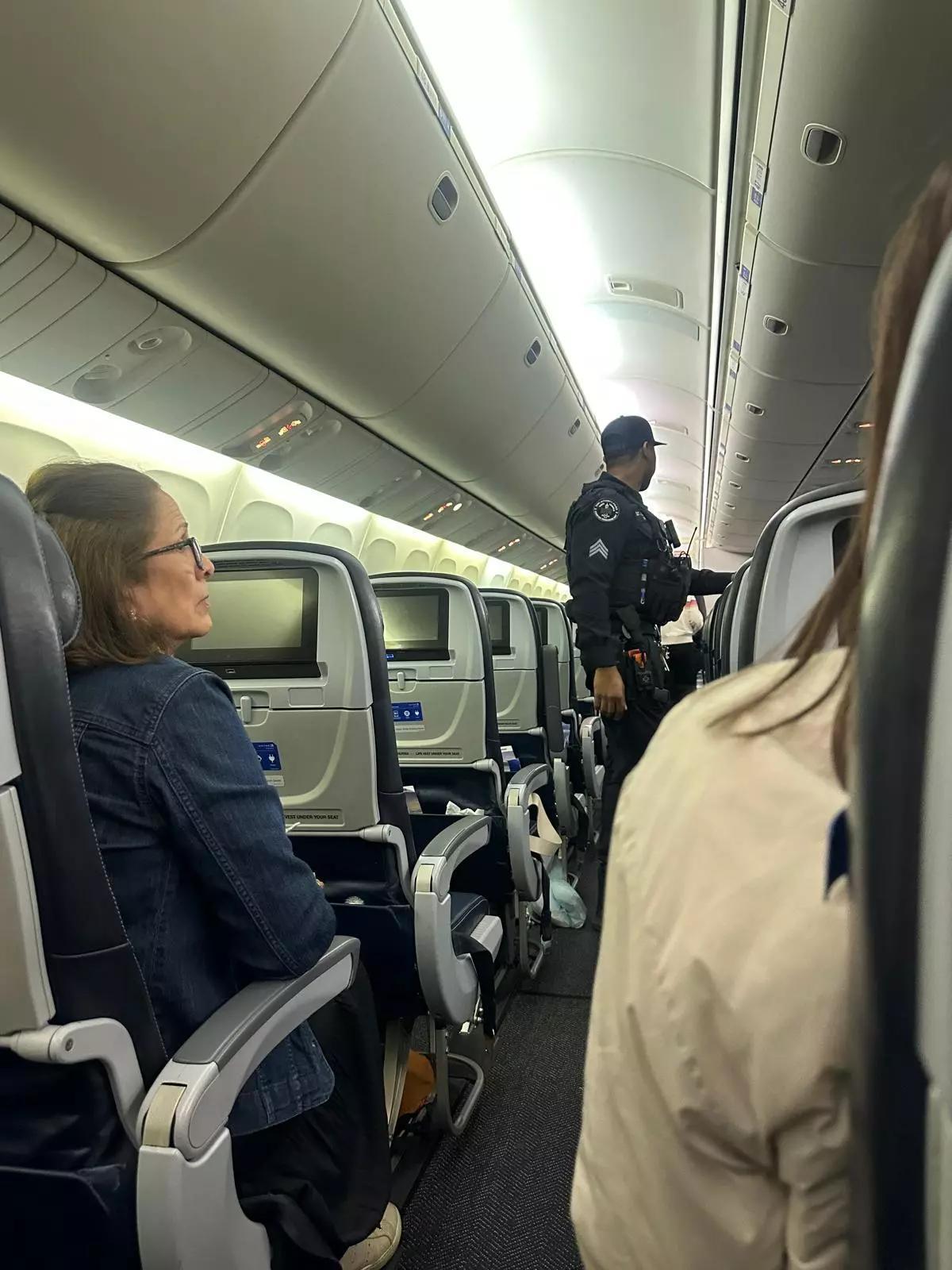 La policía subió al avión a revisar una posible amenaza.