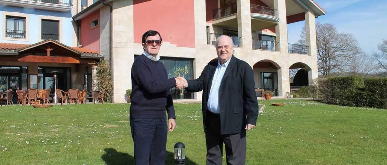 José Antonio Coppen y Gustavo González-Izquierdo se estrechan la mano delante del hotel Cristina, en el que cada mes se reúne el grupo &quot;Gastronomía de la Amistad&quot;.