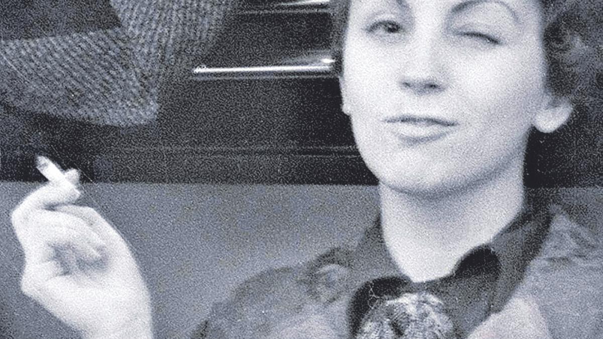 Gerda Taro fotografiada por Robert Capa.