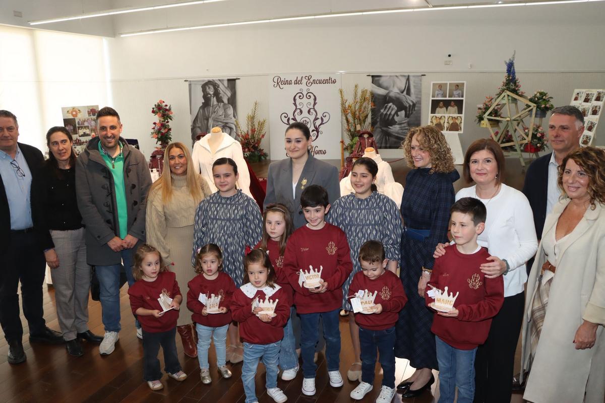La Reina del Encuentro posa con sus pajes y las autoridades locales.