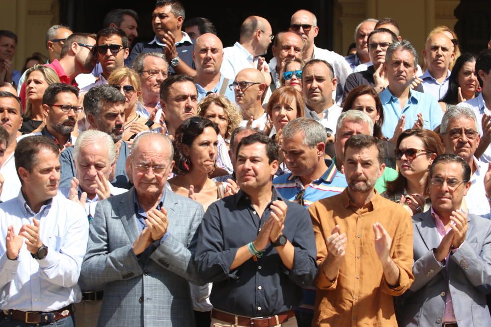 Los representantes políticos han guardado tres minutos de silencio en homenaje a las víctimas del atentado de Barcelona