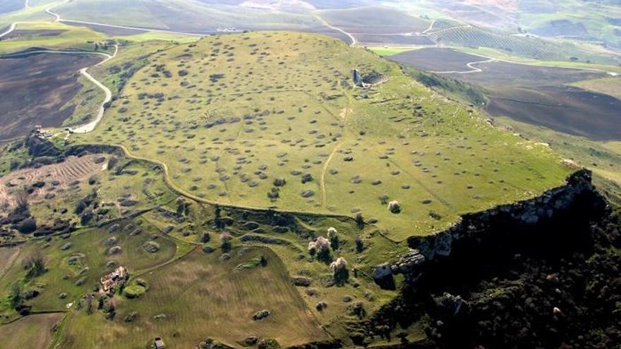 Imagen aérea de la zona arqueológica de la antigua ciudad romana de Acinipo, en Ronda.