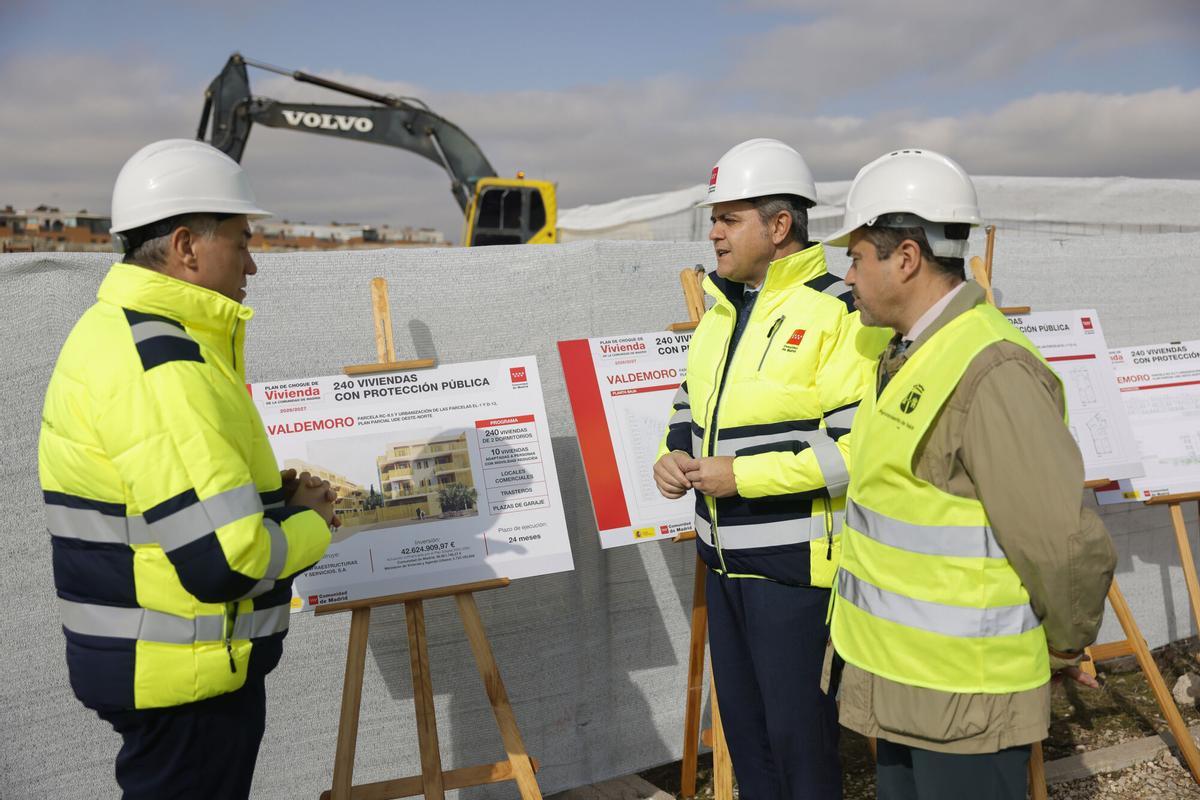 El consejero de Vivienda madrileño, Jorge Rodrigo, visita Valdemoro.