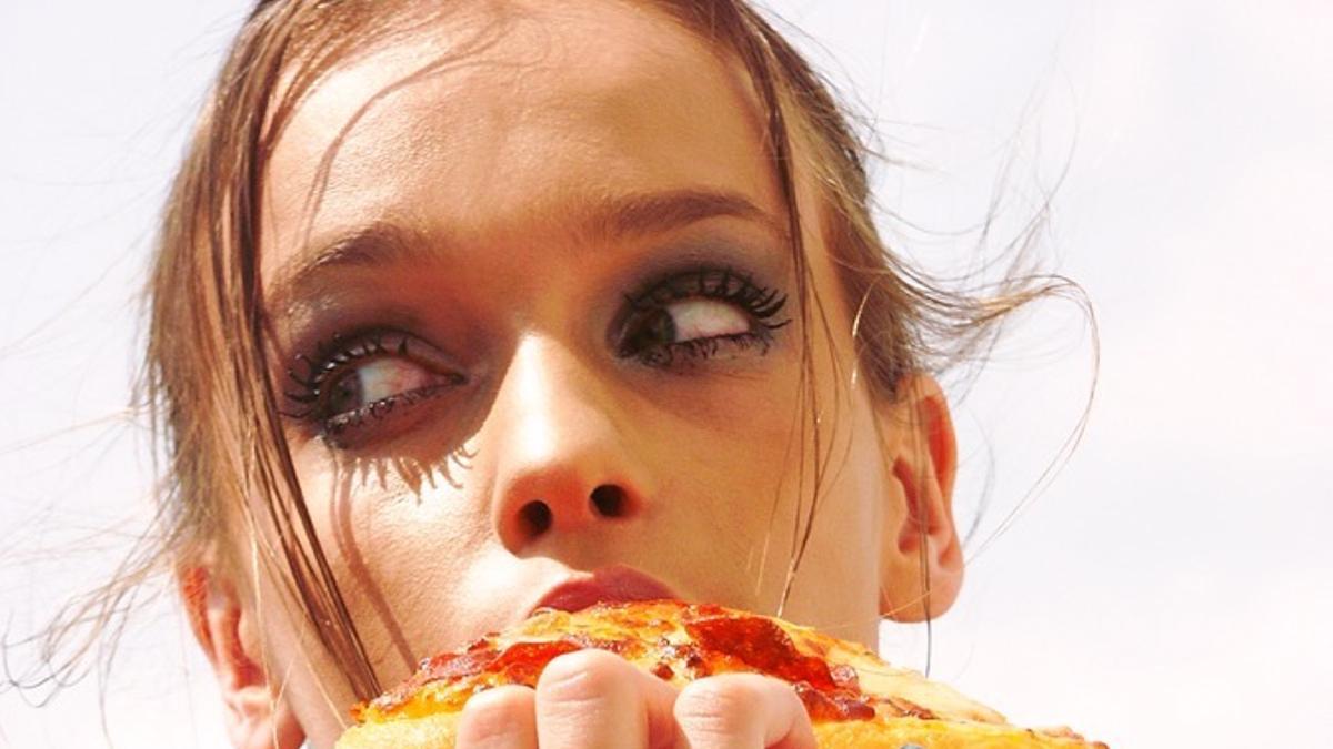 Mujer comiendo pizza