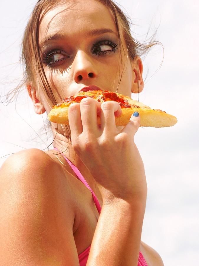 Mujer comiendo pizza