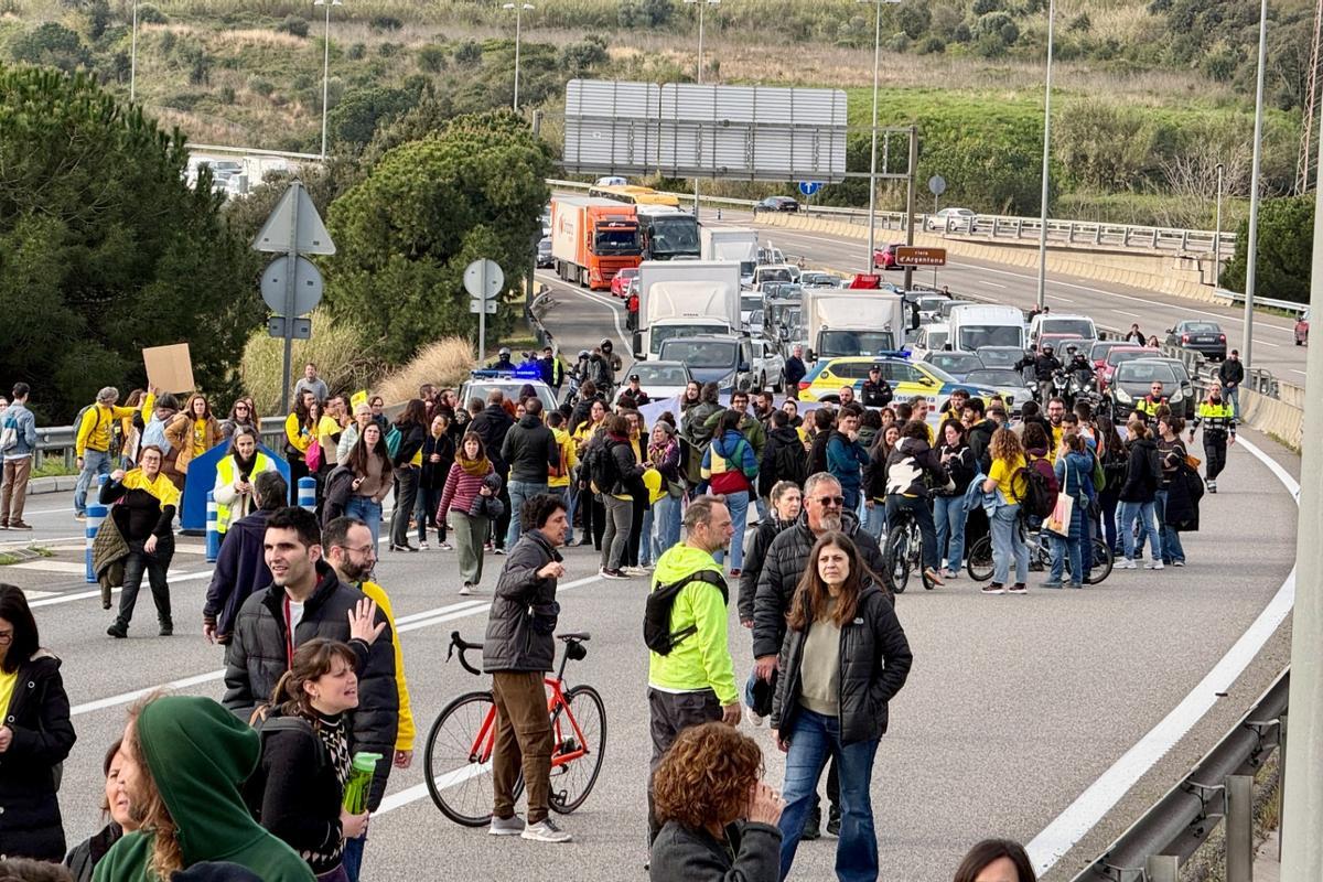 Profesores en la protesta en al A2 en Mataró, este jueves.