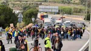 Profesores en la protesta en al A2 en Mataró, este jueves.