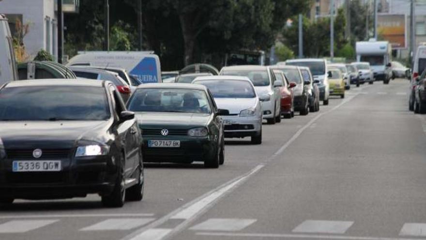 Atascos de ayer en Cangas (arriba) y Bueu (dcha.) con un agente regulando el tráfico.  // S.A.