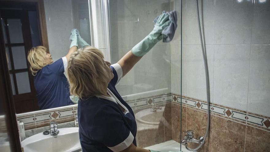 Una mujer de limpieza en un hogar realizando sus labores profesionales.