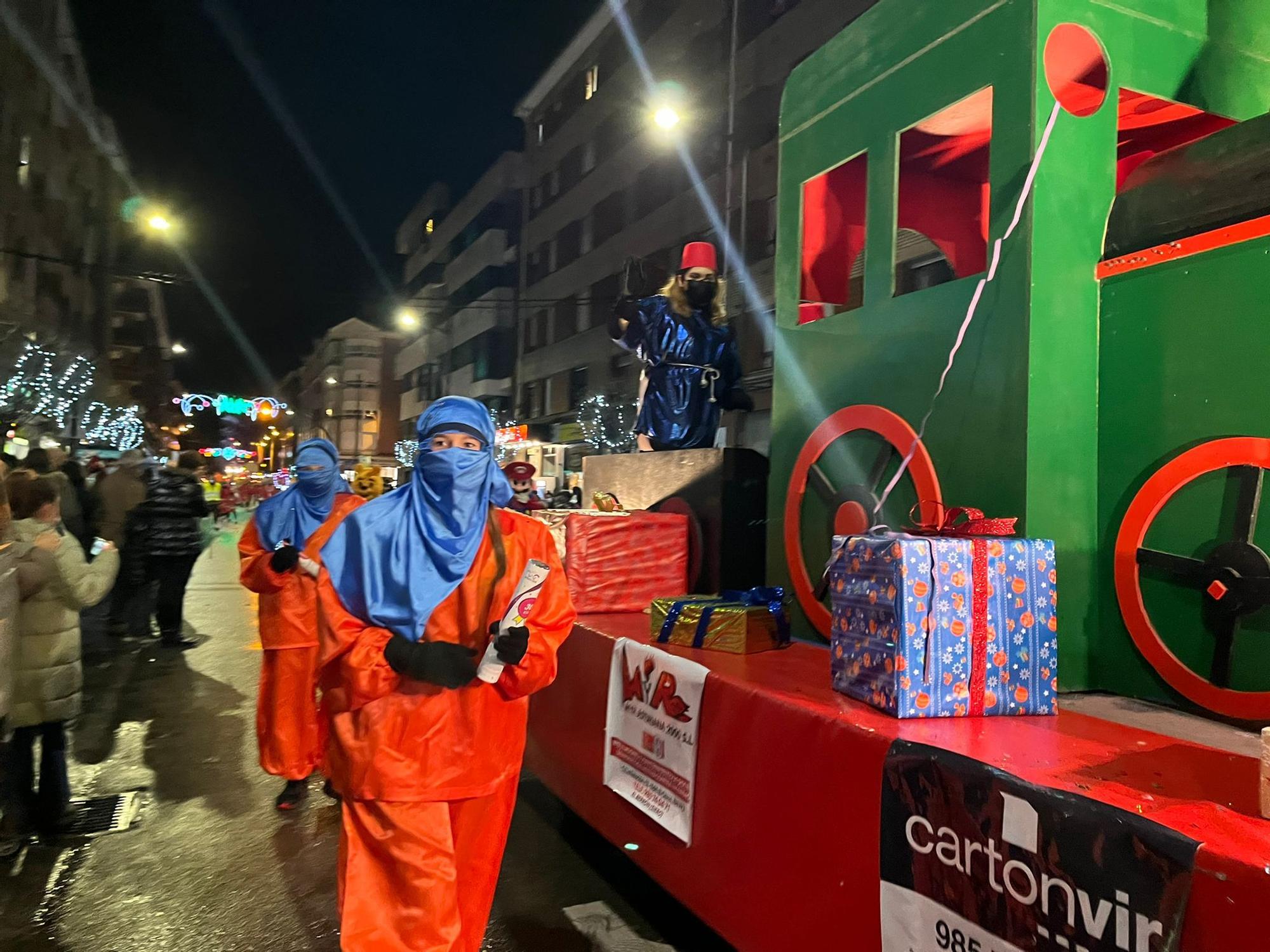 Aliatar llena de ilusión las calles de El Berrón rodeado de su séquito