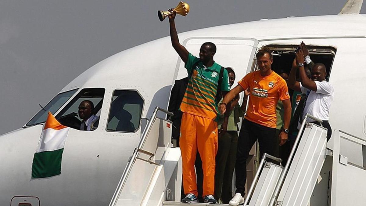 Touré levanta la Copa a la llegada a Costa de Marfil del campeón en 2015