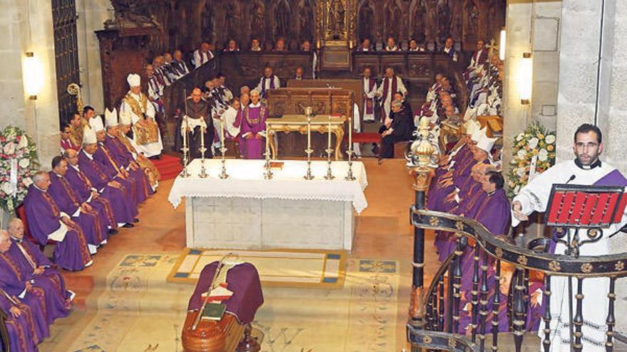 Arzobispos, obispos y sacerdotes arropan el féretro de monseñor Cerviño durante el funeral en la catedral de Tui.  // Marta G. Brea