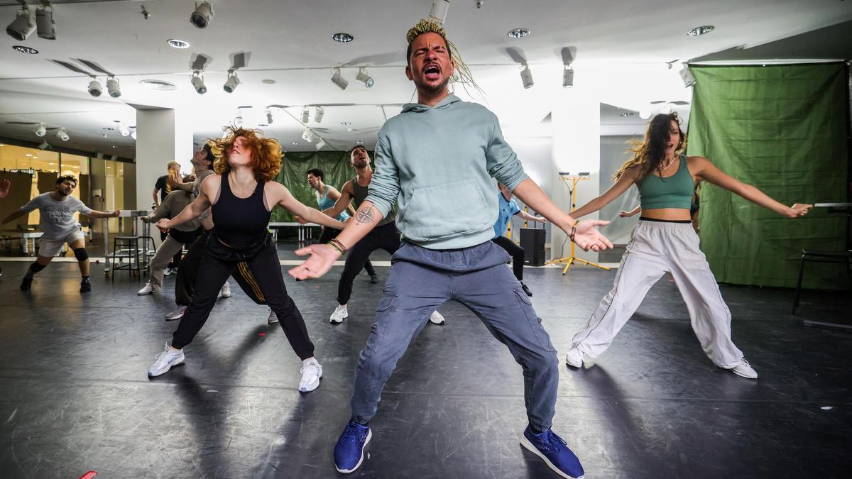 Proben zum Musical „Malle Ole“ in einem leerstehenden Kaufhaus in Duisburg.