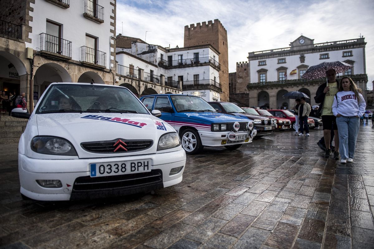 Fotogalería | La lluvía no ensombrece el rally de coches clásicos en la plaza Mayor de Cáceres