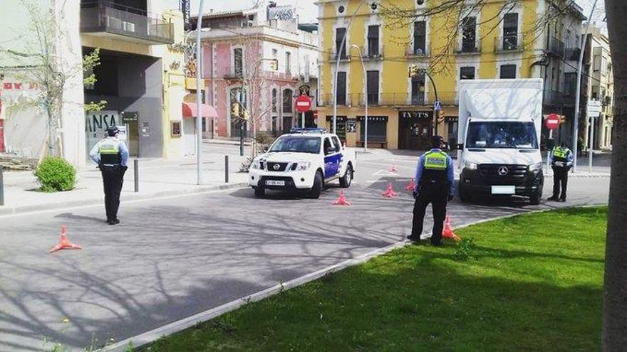 Control de la policia local de Figueres a la plaça del Sol.