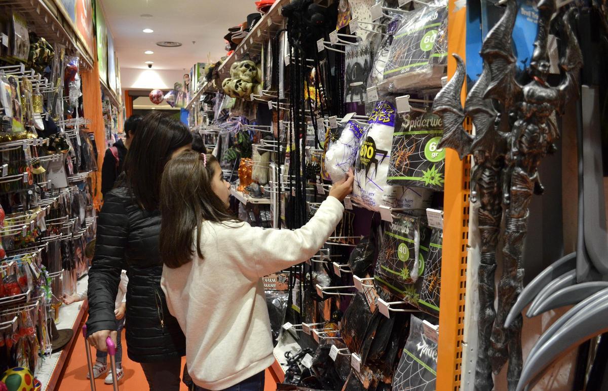 Tienda de disfraces en Halloween.