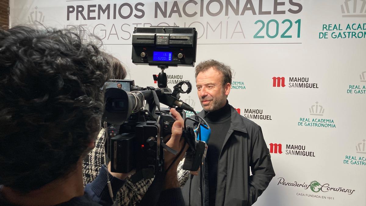 Manzano, atendiendo a los medios en la ceremonia.