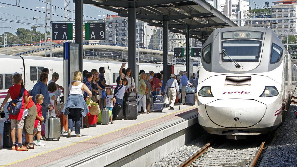 El tren Alvia Vigo-Madrid que circula actualmente hacia Ourense por la vía del Miño.