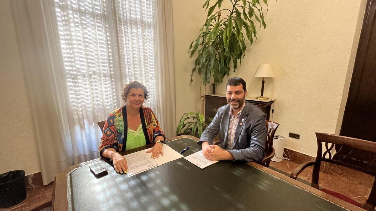 La diputada Patricia Puerta y el presidente del Fons Valencià per la Solidaritat.