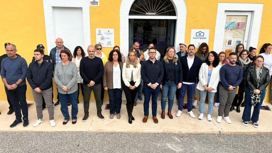 Ibiza guarda silencio en memoria de las mujeres asesinadas por la violencia machista