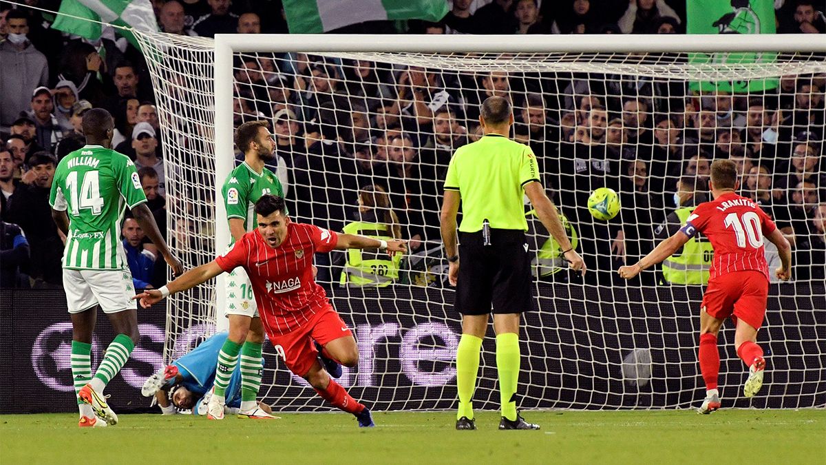 Acuña celebra el gol al Betis