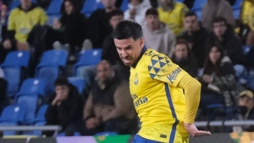 Javi Muñoz realiza un pase durante un partido contra Osasuna en Siete Palmas en el mes de enero.