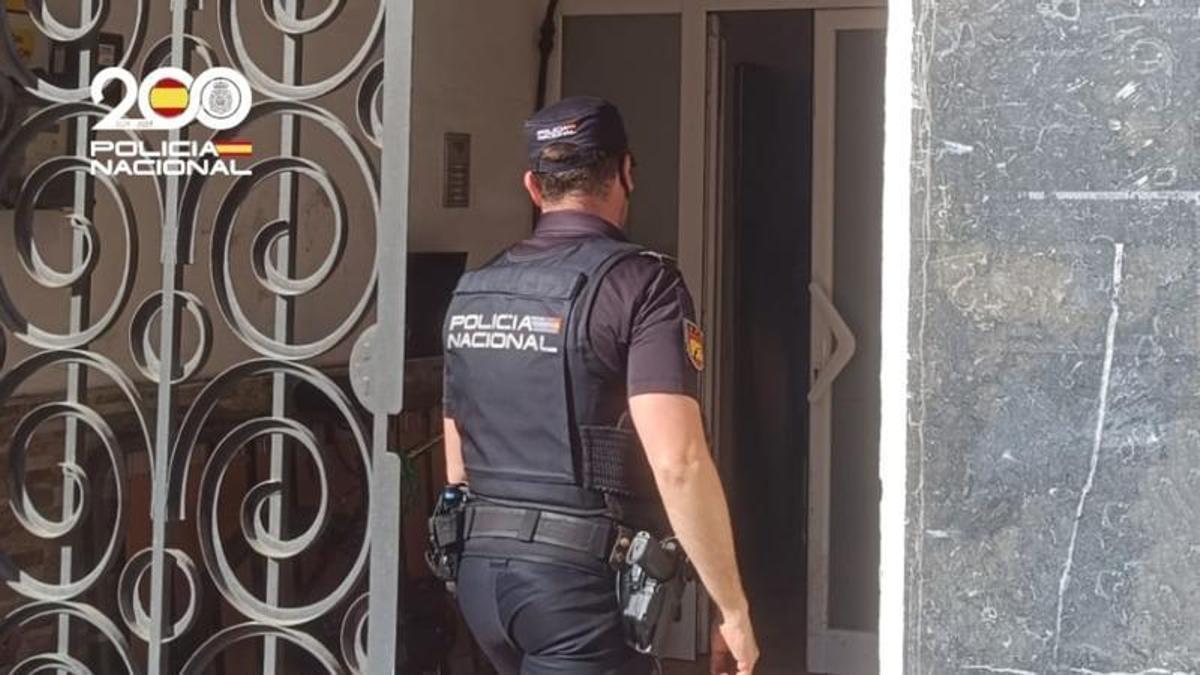 Un agente de la Policía Nacional entra en un comercio de Palma.