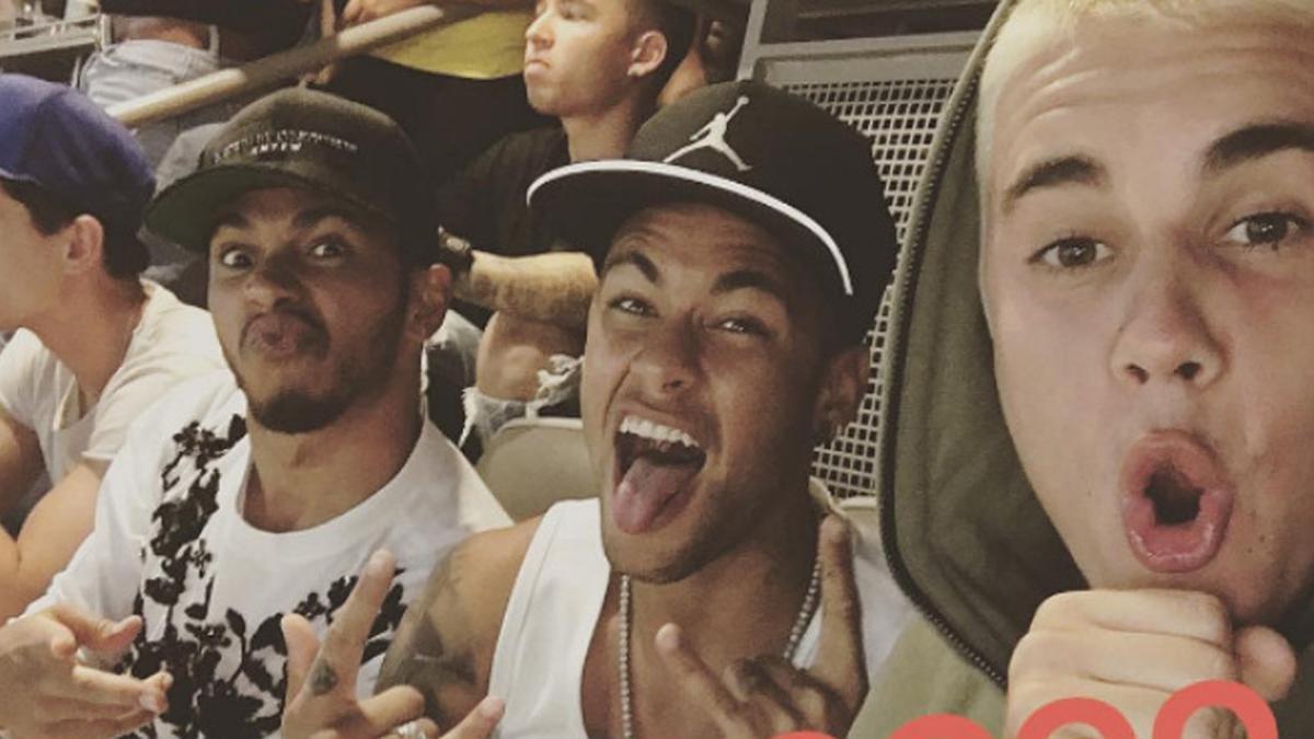 Justin Bieber se ha convertido en inseparable de Neymar, con quien acudió, además de con Lewis Hamilton, al encuentro Brasil-Ecuador.