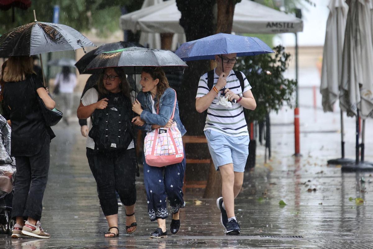 La luvia hizo acto de presencia en Murcia a primera hora de la tarde