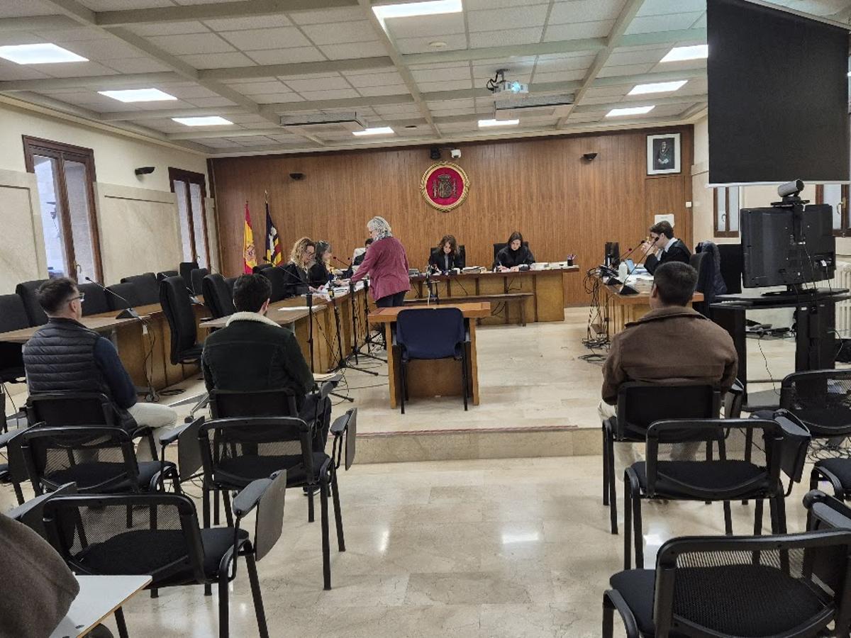 Los dos policías, a la izquierda, y el joven que fue detenido durante el juicio este lunes en la Audeincia de Palma