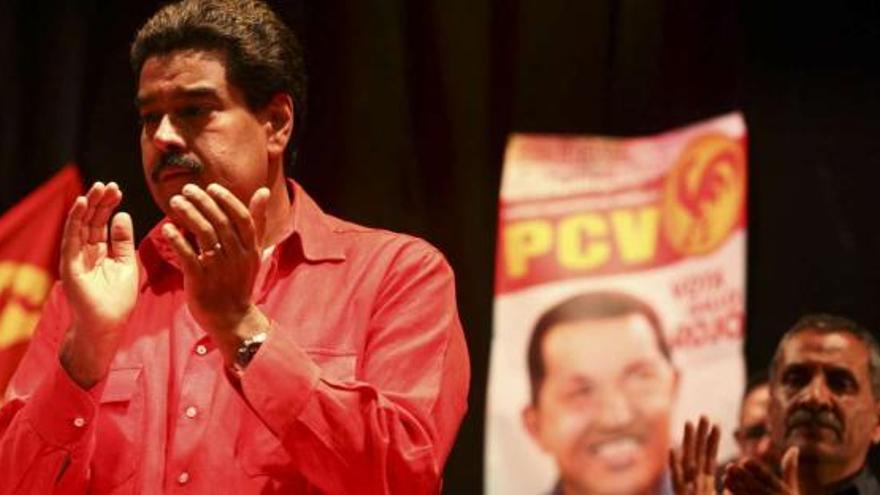 Maduro, ayer, en un mitin del Partido Comunista de Venezuela, que dio el respaldo a su candidatura a las elecciones del 14 de abril.  // Reuters