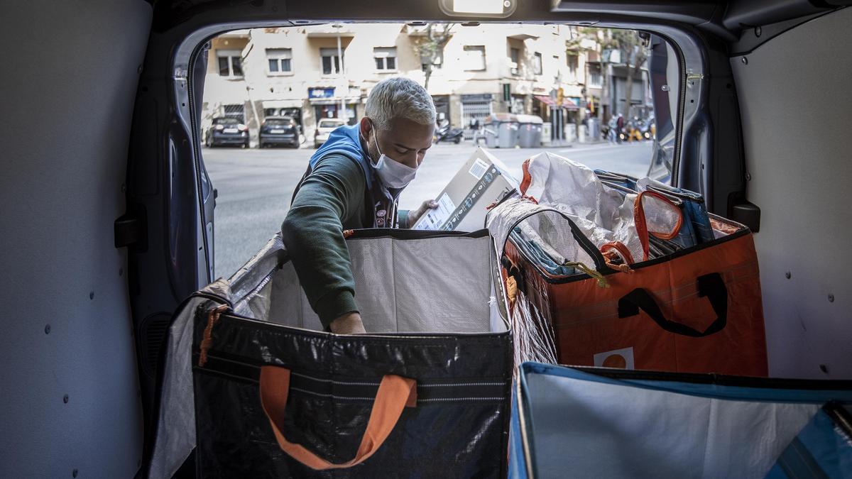 Barcelona s’embussa amb la càrrega i descàrrega