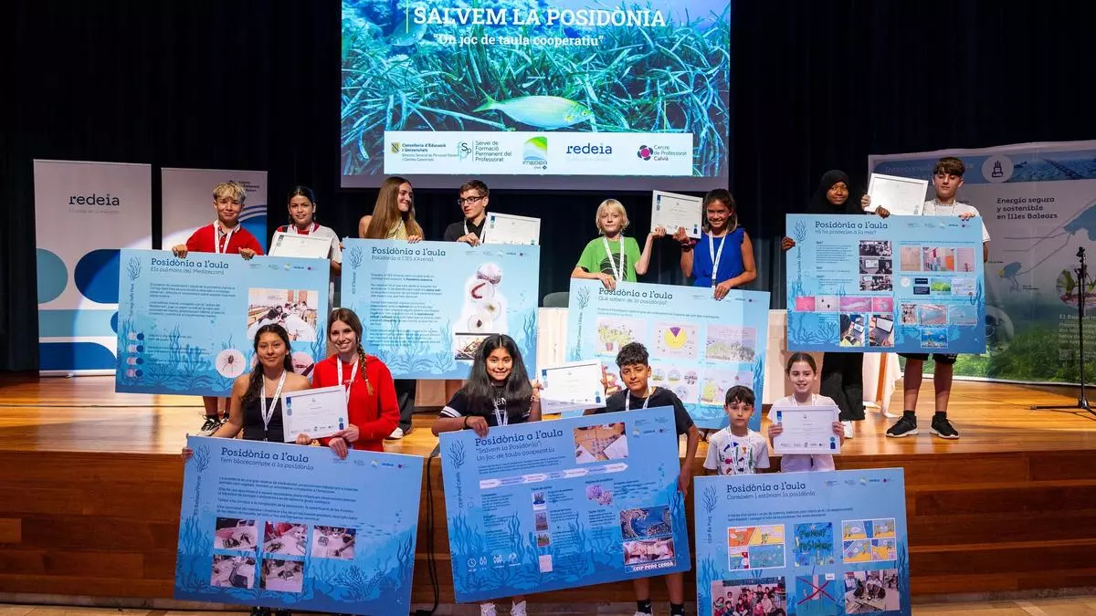 El estudio de la posidonia convierte a 300 escolares en científicos por un día