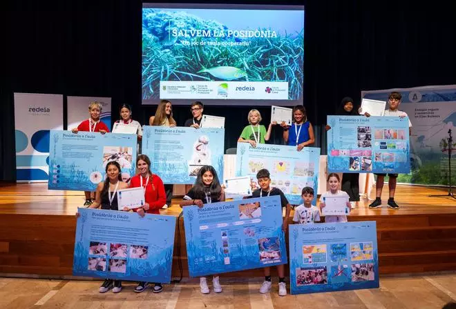 El estudio de la posidonia convierte a 300 escolares en científicos por un día