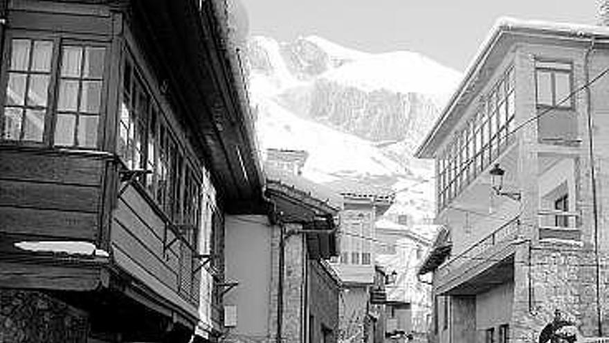 Una calle de San Martín de Teverga, con la peña Sobia al fondo.