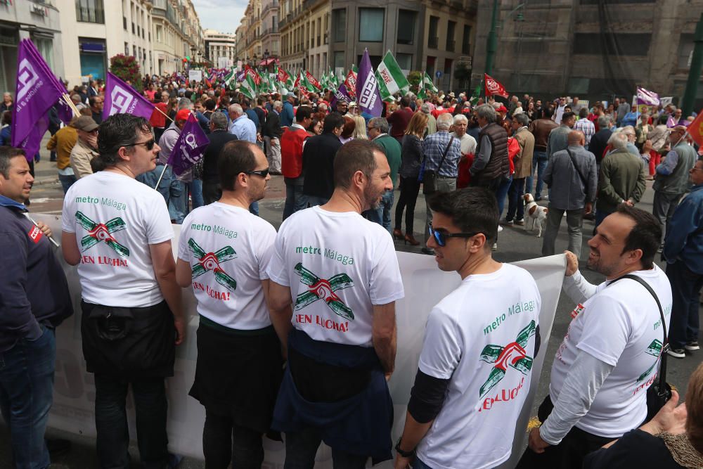 Miles de personas participan en la marcha convocada por los sindicatos para este martes, Día Internacional del Trabajo