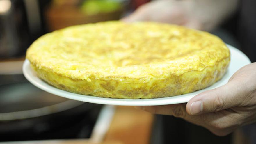 Cómo dar la vuelta a la tortilla de patata con éxito?