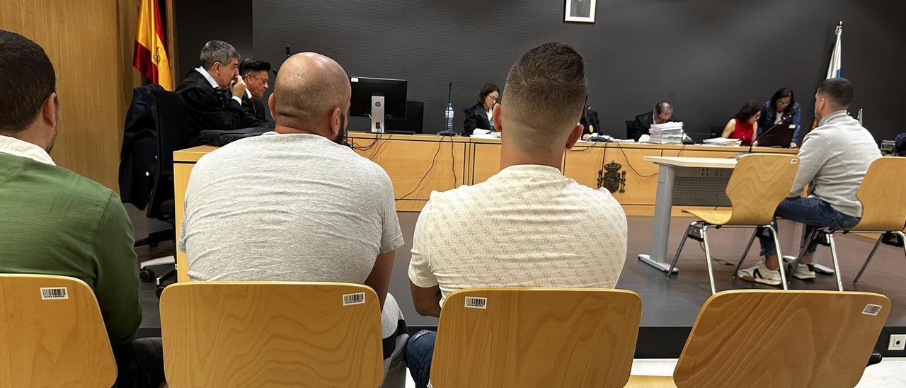 Tres de los acusados de narcotráfico escuchan al cuarto en el juicio celebrado este jueves ante la Audiencia de Las Palmas.