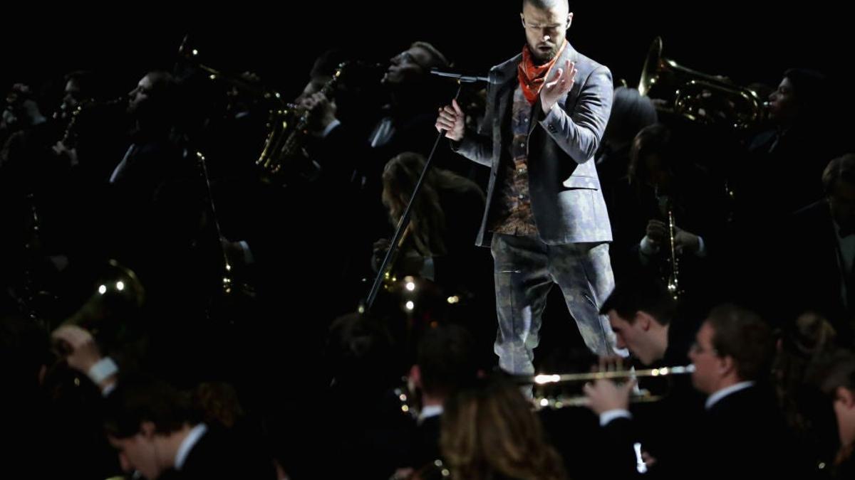 Justin Timberlake juega con el micro en la Super Bowl