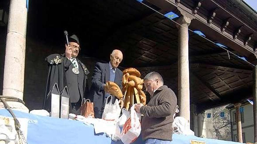 La puya&#039;l ramu de la pasada edición de la fiesta de San Antón de La Foz.