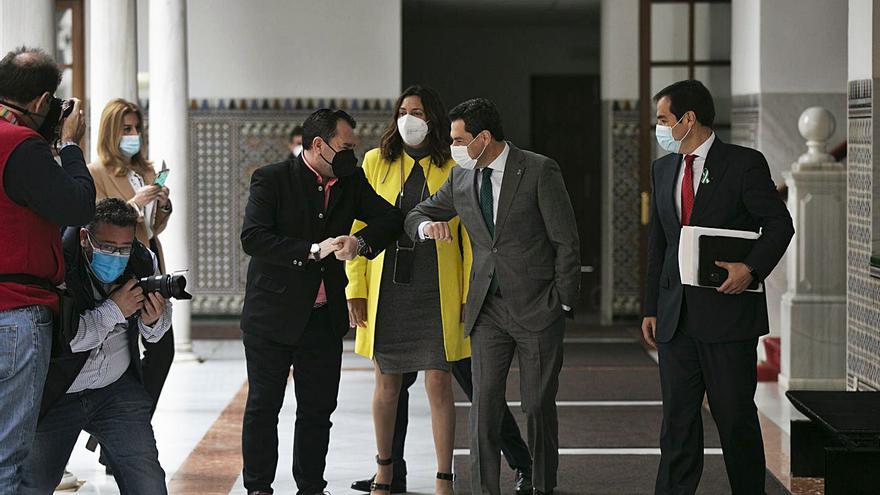 Juanma Moreno, ayer, a su llegada a la sesión del control en el Parlamento.