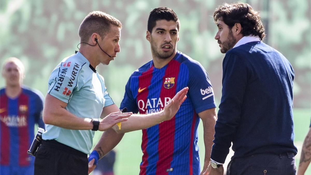 Hernández Hernández, Luis Suárez y Víctor del AMo durante el Betis-Barça de la Liga 2016/17