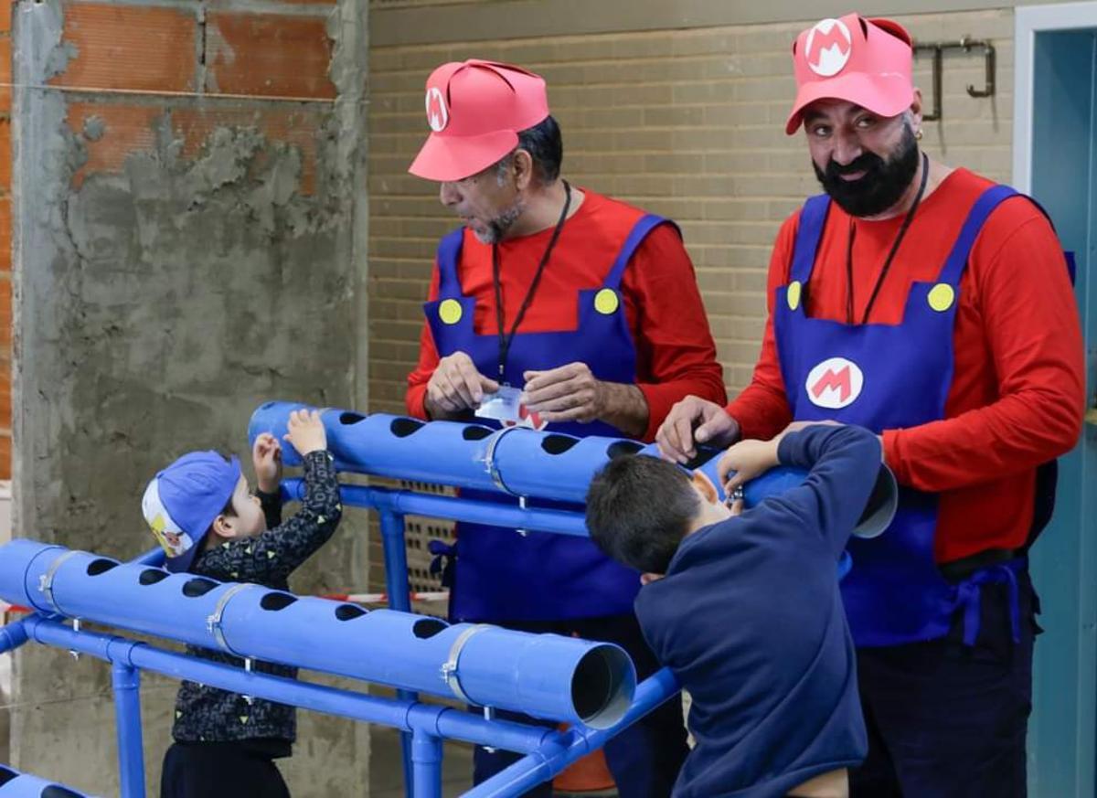 Pequeños fontaneros en la capital extremeña.