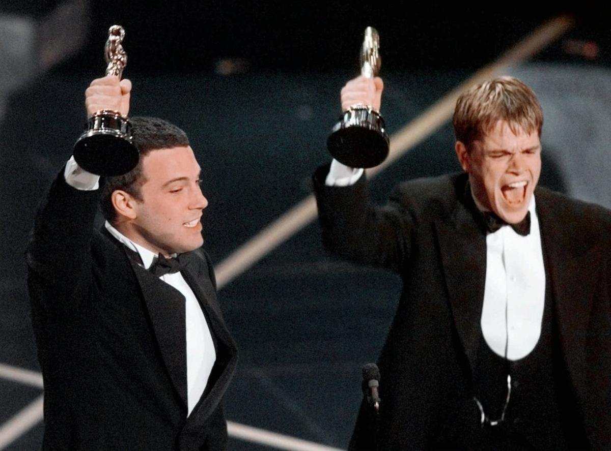 Affleck y Damon celebran su Oscar al mejor guión original por ’El indomable Will Hunting’.